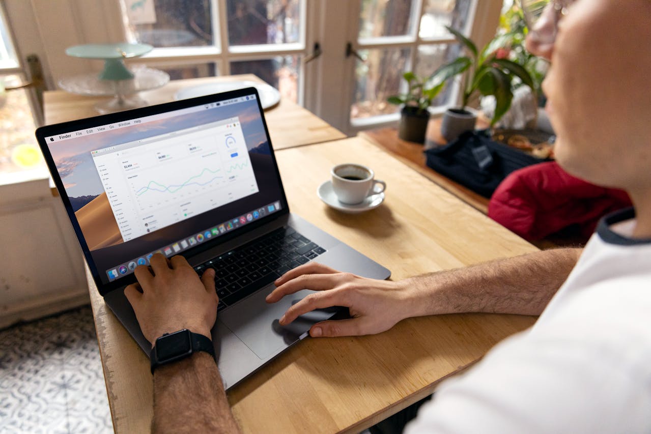 Website Analyse am Laptop – Fehler, die keine Anfragen bringen