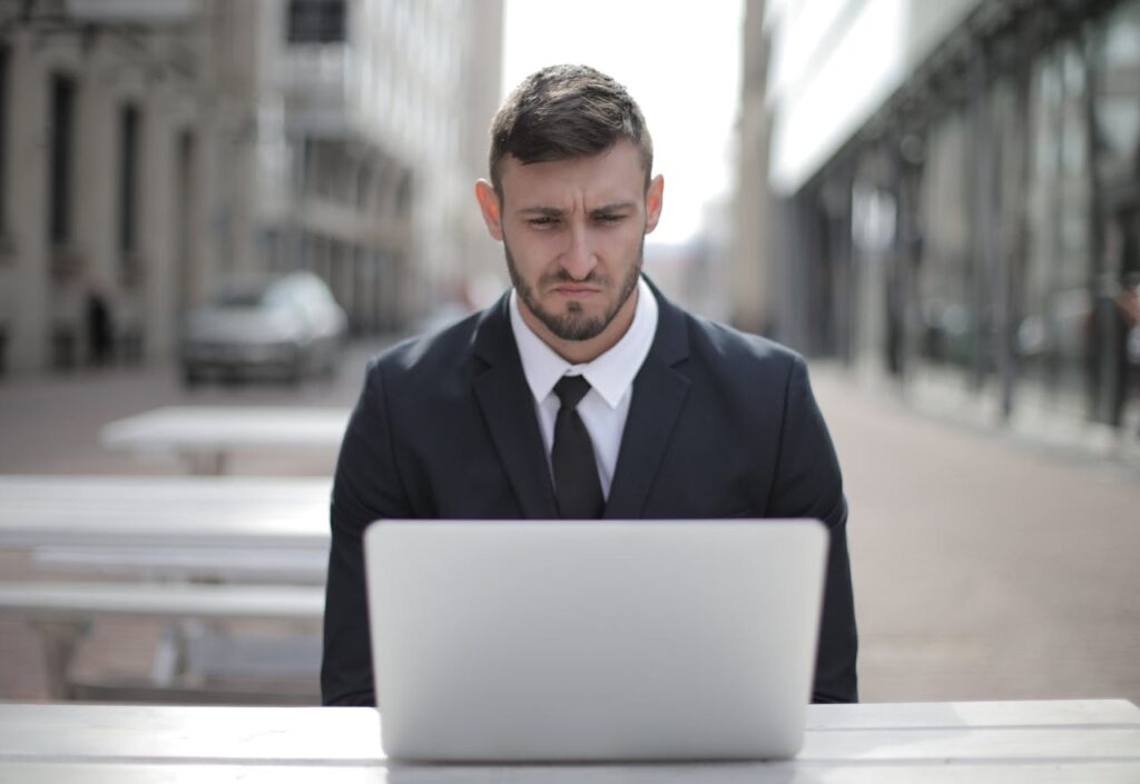 Website keine Anfragen – frustrierter Unternehmer am Laptop